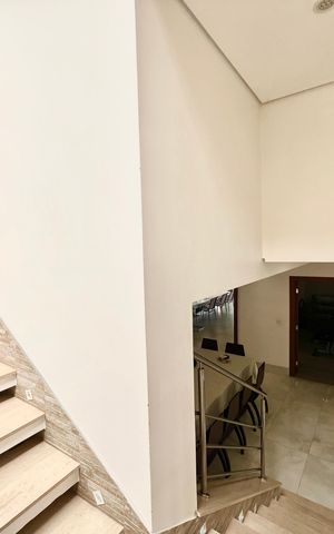 Casa à venda com 600m², 6 quartos e 4 vagas Casa à venda com 600m², 6 quartos e 4 vagasEscada