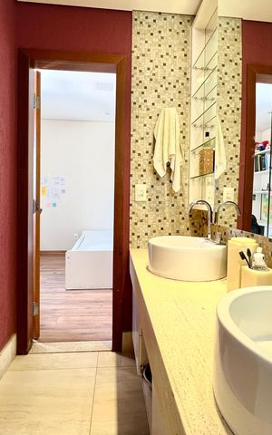 Casa à venda com 600m², 6 quartos e 4 vagas Casa à venda com 600m², 6 quartos e 4 vagasBanheiro 1