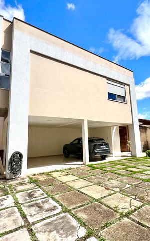 Casa à venda com 600m², 6 quartos e 4 vagas Casa à venda com 600m², 6 quartos e 4 vagasEntrada