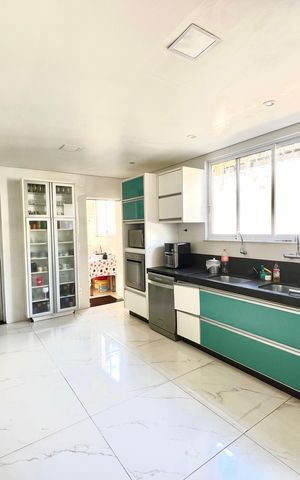 Casa à venda com 600m², 6 quartos e 4 vagas Casa à venda com 600m², 6 quartos e 4 vagasCozinha - Armários