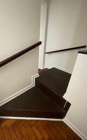 Casa à venda com 124m², 4 quartos e 1 vaga Casa à venda com 124m², 4 quartos e 1 vagaEscada