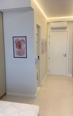 Studio à venda com 25m², 1 quarto e sem vagaQuarto com cama, armários e móveis de madeira, iluminação adequada e piso de cerâmica.