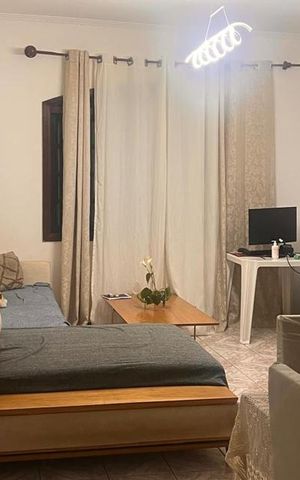 Casa à venda com 130m², 3 quartos e 2 vagasCama simples com colchão e travesseiro, mesa de cabeceira e TV no canto.