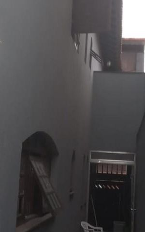 Casa à venda com 130m², 3 quartos e 2 vagasParede com iluminação e janelas em uma casa antiga.