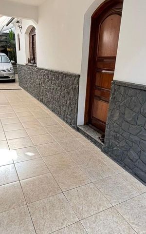 Casa à venda com 170m², 4 quartos e 5 vagasPátio com entrada e garagem, com espaço para estacionamento de veículo.