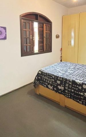 Casa à venda com 170m², 4 quartos e 5 vagasQuarto com cama, armários e móveis, com decoração de Halloween, em ambiente simples e limpo.