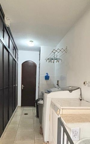 Casa à venda com 170m², 4 quartos e 5 vagasLavanderia comum com geladeira e fogão, iluminação boa, piso de cerâmica, armários de madeira, janelas médias, iluminação boa, bem decorada.