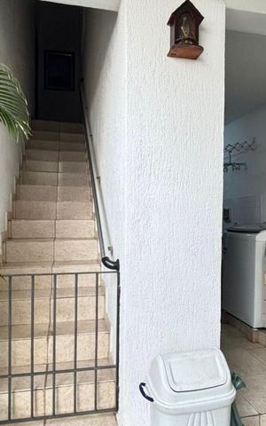 Casa à venda com 170m², 4 quartos e 5 vagasEscada interna com lavanderia ao lado