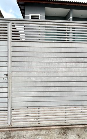 Casa à venda com 100m², 3 quartos e 2 vagas Casa à venda com 100m², 3 quartos e 2 vagasPlaca instalada na fachada do imóvel