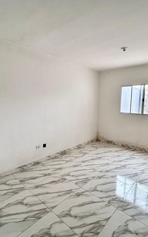 Casa à venda com 100m², 3 quartos e 2 vagas Casa à venda com 100m², 3 quartos e 2 vagasSala