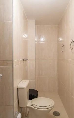 Apartamento à venda com 60m², 2 quartos e 2 vagasBanheiro com piso de porcelanato, vaso sanitário e lavabo, com iluminação adequada.
