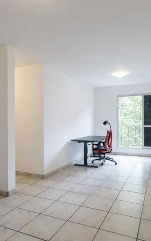 Apartamento à venda com 60m², 2 quartos e 2 vagasEspaço de trabalho com mesa e cadeira, com janela e vista para o jardim.