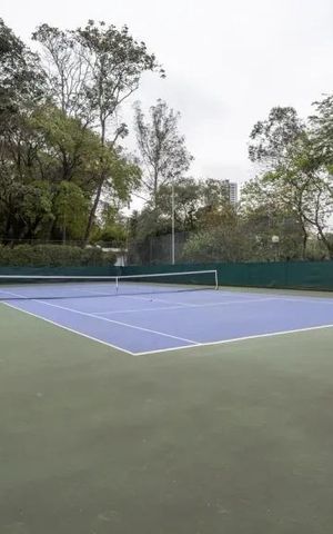 Apartamento à venda com 60m², 2 quartos e 2 vagasTennis court com quadras de tênis e rede, cercado por arame farpado e cercas de arame farpado.