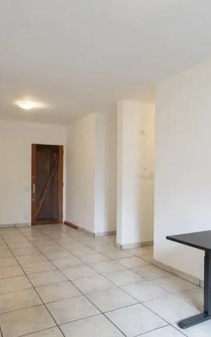 Apartamento à venda com 60m², 2 quartos e 2 vagasEspaço de entrada com piso de porcelanato e porta de madeira.