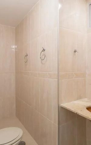 Apartamento à venda com 60m², 2 quartos e 2 vagasBanheiro com piso de porcelanato, pia de granito e espelho em moldura de aço inox.