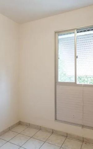 Apartamento à venda com 60m², 2 quartos e 2 vagasQuarto com janela e piso de porcelanato, sem móveis ou decoração.