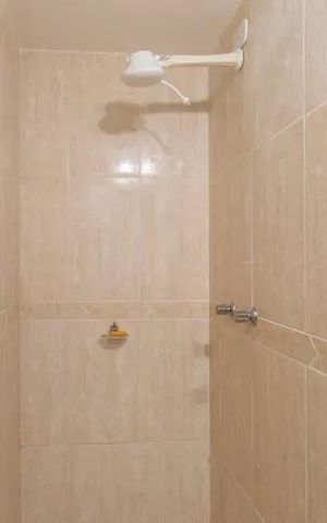 Apartamento à venda com 60m², 2 quartos e 2 vagasBanheiro com piso de porcelanato, chuveiro e torneira de cobre, com iluminação adequada.
