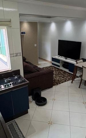 Apartamento à venda com 164m², 2 quartos e 2 vagasCocina com fogão a gás, geladeira e janela pequena, com iluminação boa e arrumação básica.