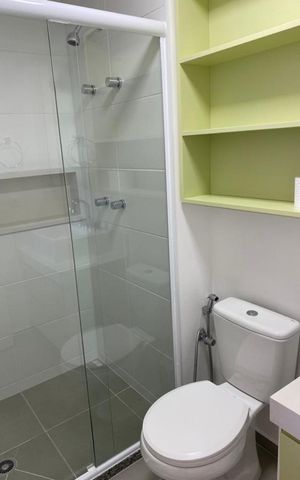 Apartamento à venda com 82m², 2 quartos e sem vagaBanheiro com chuveiro e vaso sanitário, com prateleiras de gavetas e piso de azulejos.