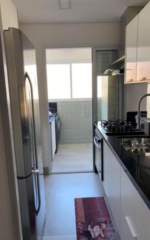 Apartamento à venda com 82m², 2 quartos e sem vagaCozinha com geladeira, fog. O e pia, com iluminação natural e boa qualidade, com acabamento em madeira e pedra.