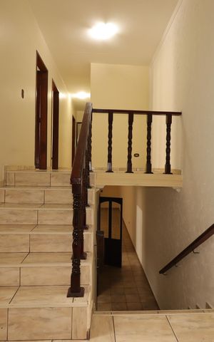 Casa à venda com 391m², 4 quartos e 3 vagasEscada da entrada
