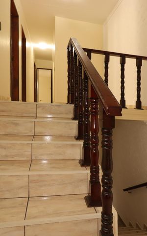 Casa à venda com 391m², 4 quartos e 3 vagasEscada da entrada