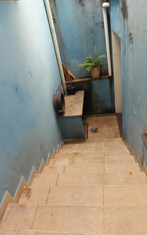 Casa à venda com 391m², 4 quartos e 3 vagasEscada para garagem