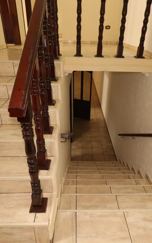 Casa à venda com 391m², 4 quartos e 3 vagasEscada da entrada