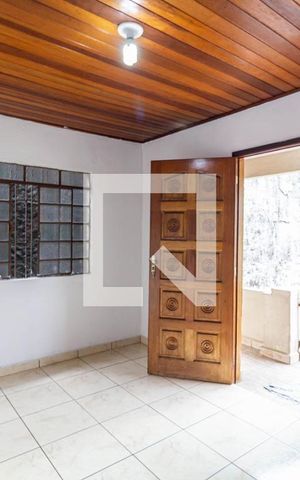 Casa à venda com 180m², 4 quartos e 2 vagas Casa à venda com 180m², 4 quartos e 2 vagasCasa1-Sala