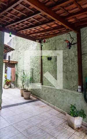 Casa à venda com 180m², 4 quartos e 2 vagas Casa à venda com 180m², 4 quartos e 2 vagasGaragem