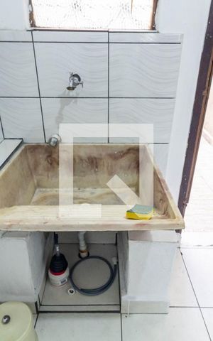 Casa à venda com 180m², 4 quartos e 2 vagas Casa à venda com 180m², 4 quartos e 2 vagasCasa1-Área de serviço