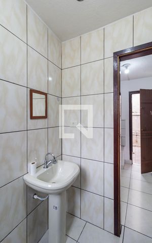 Casa à venda com 180m², 4 quartos e 2 vagas Casa à venda com 180m², 4 quartos e 2 vagasCasa1-Banheiro