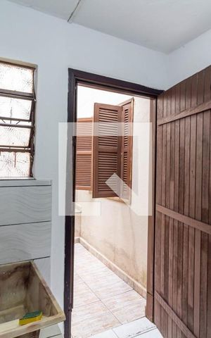 Casa à venda com 180m², 4 quartos e 2 vagas Casa à venda com 180m², 4 quartos e 2 vagasCasa1-Área de serviço