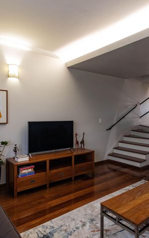 Casa à venda com 410m², 4 quartos e 3 vagas Casa à venda com 410m², 4 quartos e 3 vagasSala