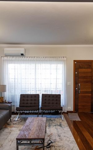 Casa à venda com 410m², 4 quartos e 3 vagas Casa à venda com 410m², 4 quartos e 3 vagasSala