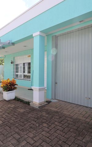 Casa à venda com 327m², 5 quartos e 3 vagasFachada