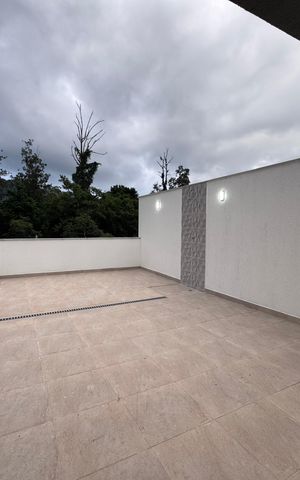 Casa de condomínio à venda com 410m², 4 quartos e 2 vagas Casa de condomínio à venda com 410m², 4 quartos e 2 vagasTerraço