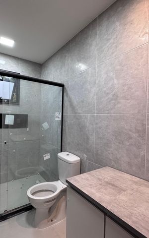 Casa de condomínio à venda com 410m², 4 quartos e 2 vagas Casa de condomínio à venda com 410m², 4 quartos e 2 vagasSuíte 2 - Banheiro