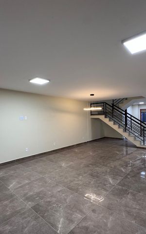 Casa de condomínio à venda com 410m², 4 quartos e 2 vagas Casa de condomínio à venda com 410m², 4 quartos e 2 vagasSala