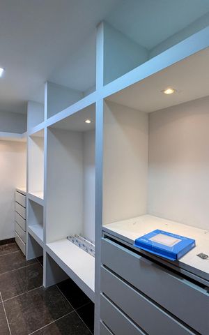Casa de condomínio à venda com 410m², 4 quartos e 2 vagas Casa de condomínio à venda com 410m², 4 quartos e 2 vagasSuíte 1 - Closet