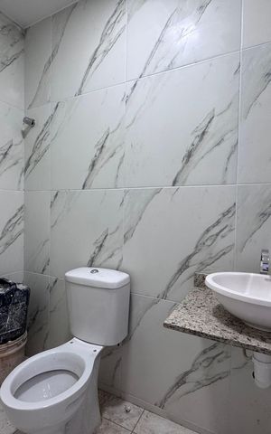 Casa de condomínio à venda com 410m², 4 quartos e 2 vagas Casa de condomínio à venda com 410m², 4 quartos e 2 vagasÁrea externa - Lavabo
