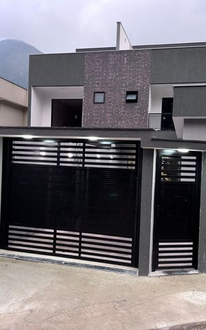Casa de condomínio à venda com 410m², 4 quartos e 2 vagas Casa de condomínio à venda com 410m², 4 quartos e 2 vagasFachada