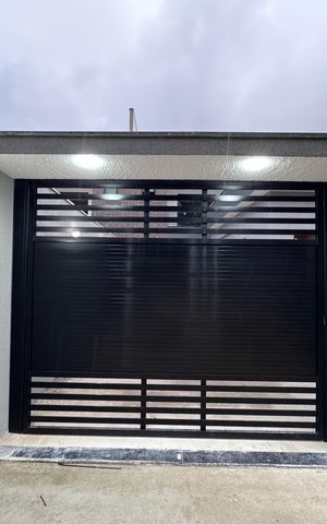 Casa de condomínio à venda com 410m², 4 quartos e 2 vagas Casa de condomínio à venda com 410m², 4 quartos e 2 vagasFachada