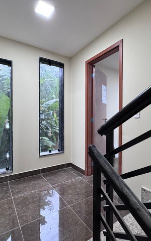 Casa de condomínio à venda com 410m², 4 quartos e 2 vagas Casa de condomínio à venda com 410m², 4 quartos e 2 vagasEscada