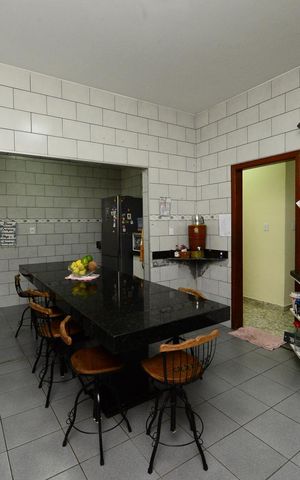 Casa à venda com 240m², 3 quartos e 4 vagas