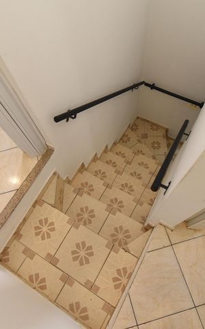 Casa à venda com 80m², 3 quartos e 1 vagaEscada