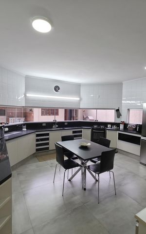 Casa à venda com 373m², 4 quartos e 4 vagas Casa à venda com 373m², 4 quartos e 4 vagasCozinha