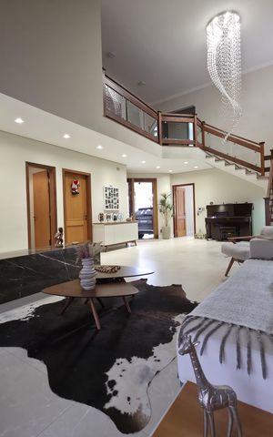 Casa à venda com 373m², 4 quartos e 4 vagas Casa à venda com 373m², 4 quartos e 4 vagasSala