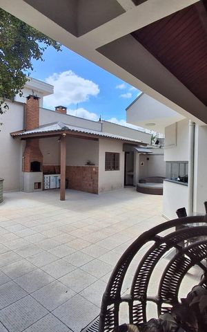 Casa à venda com 373m², 4 quartos e 4 vagas Casa à venda com 373m², 4 quartos e 4 vagasÁrea externa