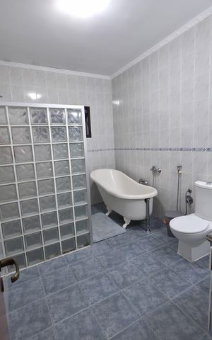 Casa à venda com 373m², 4 quartos e 4 vagas Casa à venda com 373m², 4 quartos e 4 vagasBanheiro